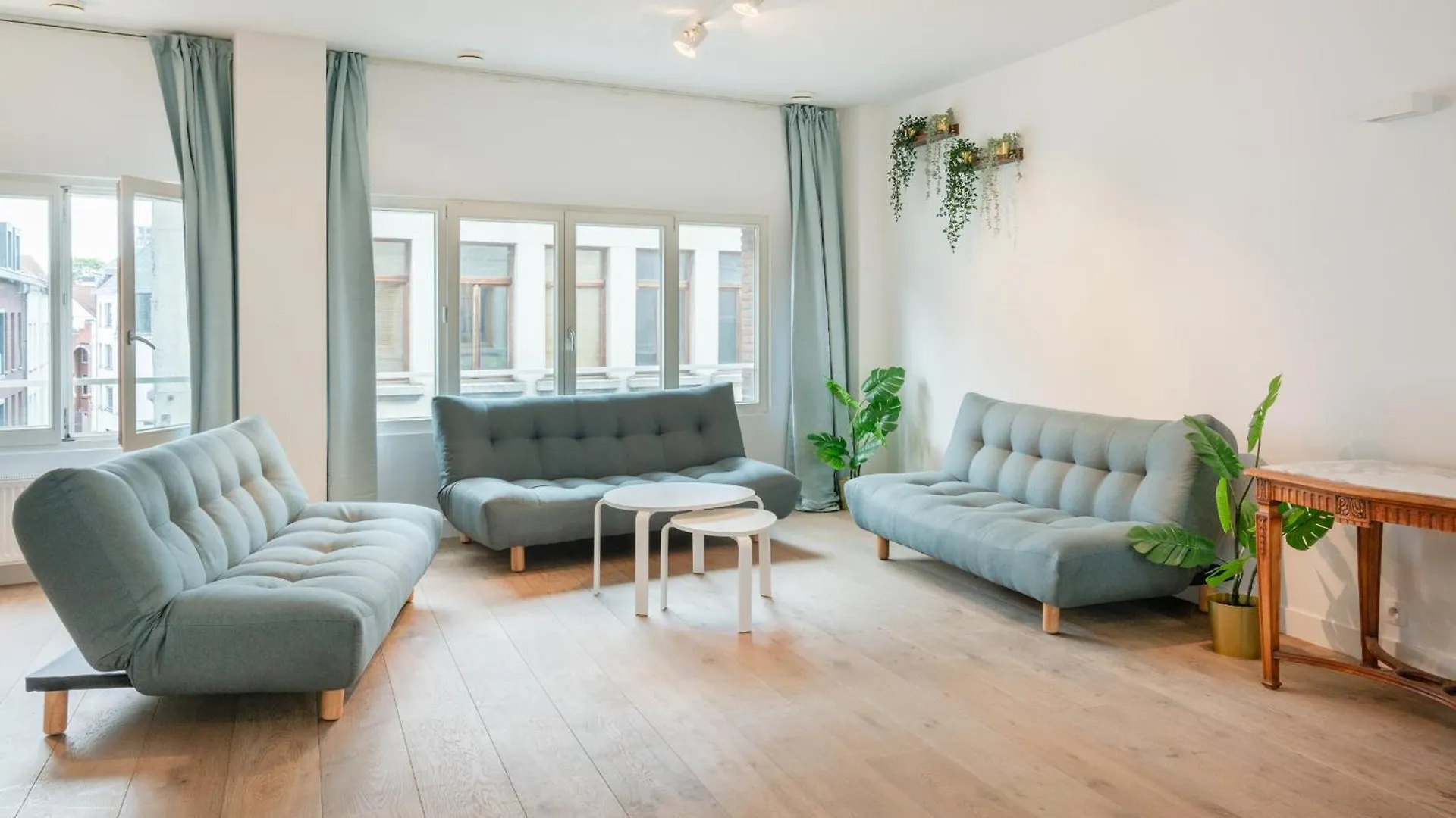 Light House Lodge. Apartment In Center Of Antwerp Belgium